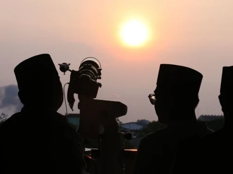 20 Pengurus Falakiyah PWNU Jakarta Rukyatul Hilal di Masjid KH Hasyim Asy'ari