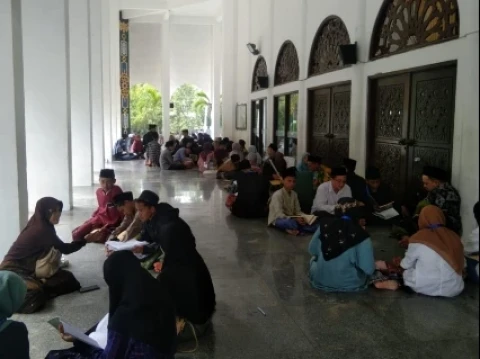 Suasana Syahdu Masjid Agung Pondok Pesantren Sunan Drajat, Peserta MQK 2023 Melakukan Murajaah