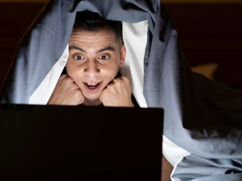 Bolehkah Istri Menggugat Cerai Suami yang Kecanduan Film Porno?