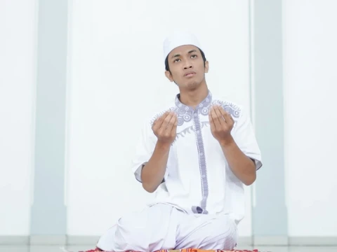 Tafsir Surat An-Nisa' Ayat 28: Mengapa Allah Menciptakan Manusia dalam Keadaan Lemah?