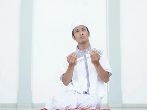 Khutbah Jumat: 4 Hal yang Menghalangi Terkabulnya Doa Seorang Muslim
