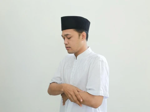 Ternyata Banyak yang Salah! Kapan Makmum Berdiri Saat Iqamah? 