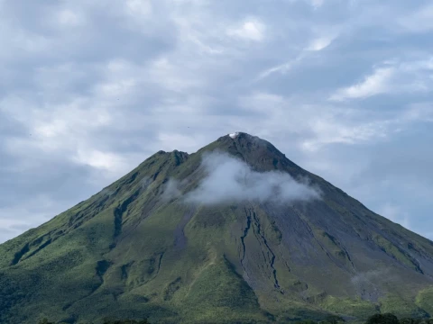 Surat Al-Ghasyiyah Ayat 19: Mengapa Kita Diminta Memperhatikan Gunung?