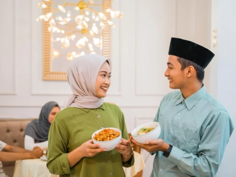 Menjadi Muslim Seutuhnya: Dekat dengan Allah, Baik kepada Manusia