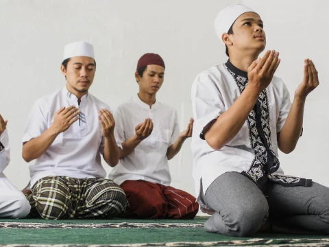 Khutbah Jumat: Hidup Serba Cepat, Ibadah Jangan Ikut Tergesa-gesa