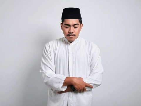 Tidak Bisa Menundukkan Kepala Saat Rukuk karena Operasi, Bagaimana Cara Shalatnya?