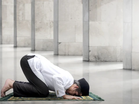 Bacaan Shalat Cukup dalam Hati atau Harus Dilafalkan? Ini Penjelasan Ulama Fiqih