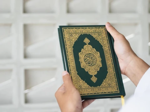 Khutbah Jumat: Tetap Membaca Al-Qur’an di Tengah Kesibukan Hidup