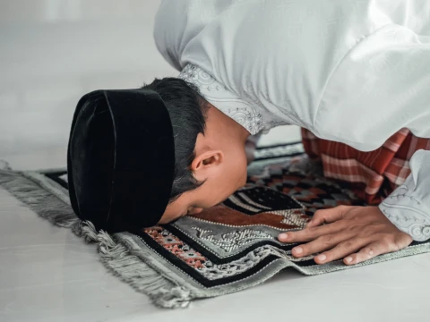 Benarkah Shalat Orang yang Menonton Video Dewasa Tak Diterima 40 Hari?