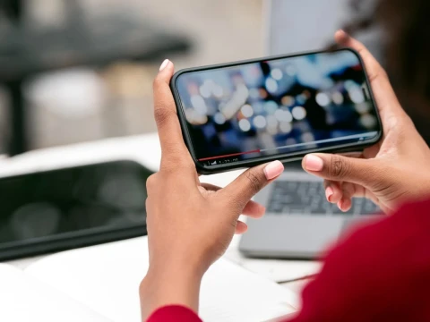 Hukum Sengaja Menonton Video Perempuan Berpakaian Terbuka
