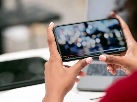 Khutbah Jumat: Menjaga Diri dari Maksiat Digital di Era Media Sosial