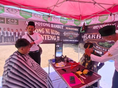 Potong Rambut Gratis Tersedia di Booth NU Care-LAZISNU, Buka Pagi hingga Malam Hari