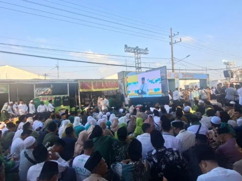 Ratusan Muktamirin Padati Jalan Utama Menuju Venue Pembukaan Muktamar Ke-35 NU hingga Nobar di Layar