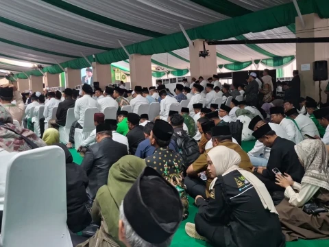 Muktamirin Membeludak, Venue Utama Pembukaan Muktamar Ke-35 NU Penuh, Sebagain Pilih Lesehan