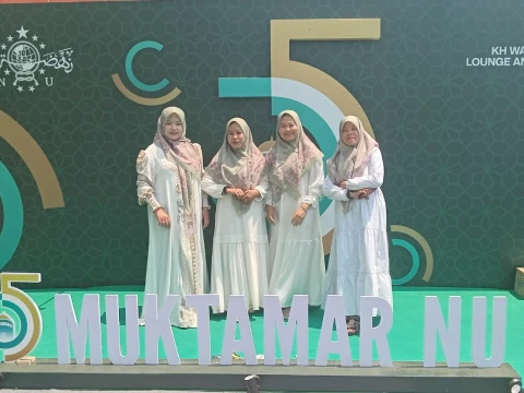 Keseruan Kader Fatayat Kudus Berburu Spot Foto di Arena Muktamar Ke-35 NU