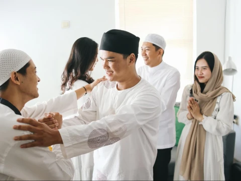 Hukum Sentuhan Lawan Jenis Saat Puasa, Batalkah?