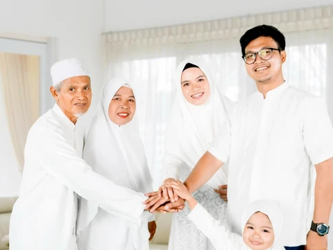 Tidak Hanya Anak, Orang Tua Juga Punya Kewajiban Berbakti kepada Anak