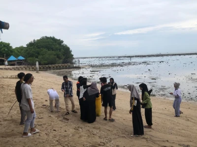 Gusdurian dan Berbagai Komunitas Lingkungan Gelar Kegiatan Bersih-bersih Pantai dari Sampah