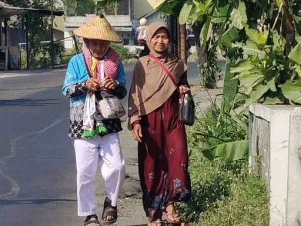 Jalan Kaki 40KM, Mbah Musthofa Tunaikan Nadzar Pulang Haji