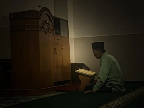 Begini Adab Mendengarkan Al-Quran