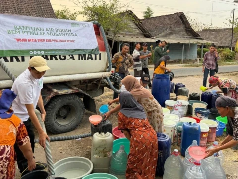 Hari Santri 2026, BEM PTNU Salurkan Air Bersih dan Masker ke Berbagai Titik Terdampak Kekeringan dan Karhutla