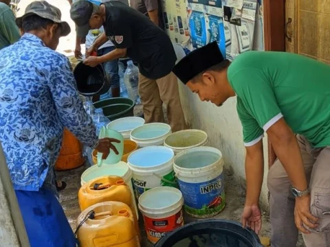 Kekeringan di Cibatu Garut, NU Salurkan 20 Ribu Liter Air Bersih
