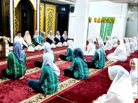 Ketua PWNU Sulsel Tekankan Akhlak dan Ilmu sebagai Bekal Santri Putri