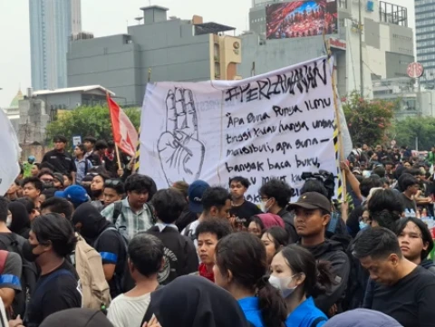 Massa Aksi Indonesia Sadar Kompak Acungkan Tiga Jari: Sadar Dipalak, Sadar Dibakar, Sadar Dimiskinkan