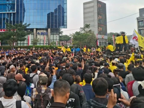 BEM UI Kembali Gelar Aksi, Massa Dihadang Polisi di Dukuh Atas