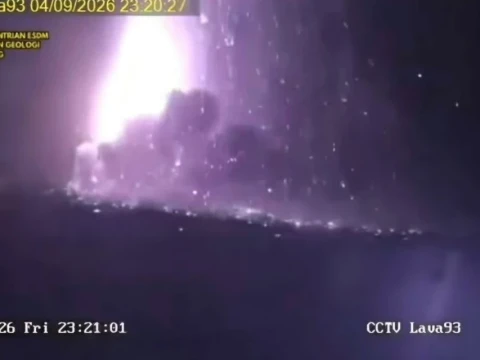 Seismik Anak Krakatau Menurun, PVMBG Ingatkan Potensi Letusan Lebih Kuat Masih Terbuka