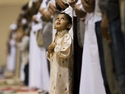 Cara Mengingatkan Anak yang Berisik ketika Khutbah Jumat