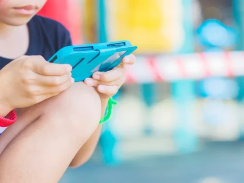 Pola Asuh Era Digital: Anak Terpapar Gawai, Perlindungan Keluarga Kian Mendesak