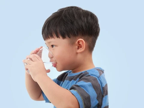 Cukupi Anak Minum Air Putih untuk Cegah Gagal Ginjal dan Cuci Darah