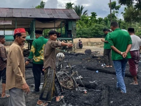 Ansor-Banser Pidie Jaya Gerak Cepat Membantu Penanganan Kebakaran
