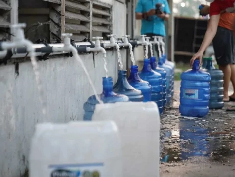 Air Bersih Kian Sulit di Pontianak, Warga Berdesakan Antre Air Minum di Tengah Kemarau