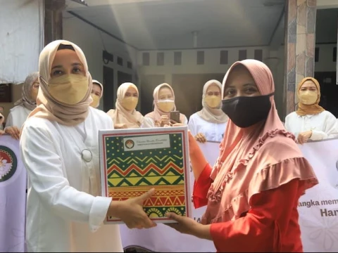Peringati Hari Kartini, Dharma Wanita Kemnaker Gelar Bakti Sosial di Serang Banten