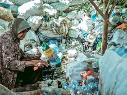 Khutbah Jumat: Menjaga Bumi dengan Mengurangi Plastik Sekali Pakai
