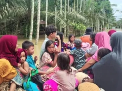 Banjir Bandang di Aceh Selatan, Warga Mengungsi, GP Ansor Salurkan Bantuan 