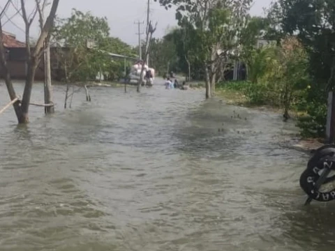 Banjir 1 Meter Landa Desa Prampelan Demak, Warga Mulai Terserang Penyakit Kulit 