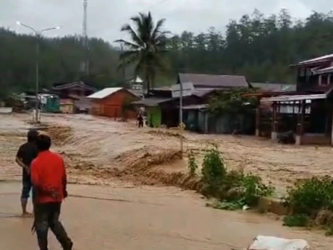 Tanggul Jebol, Banjir Rendam Hampir Seluruh Rumah di Kampung Badak Gayo Lues Aceh