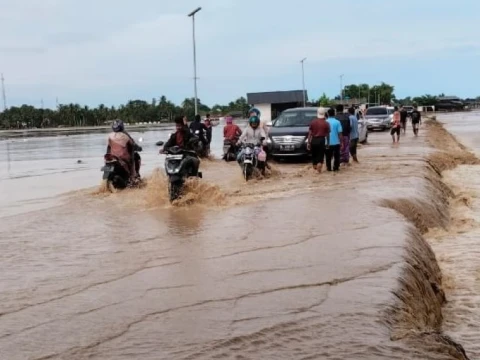Hujan Deras Ganggu Jalan Nasional Meureudu–Ulim Pidie Jaya Aceh; Warga Panik, Relawan dan Aparat Berjaga