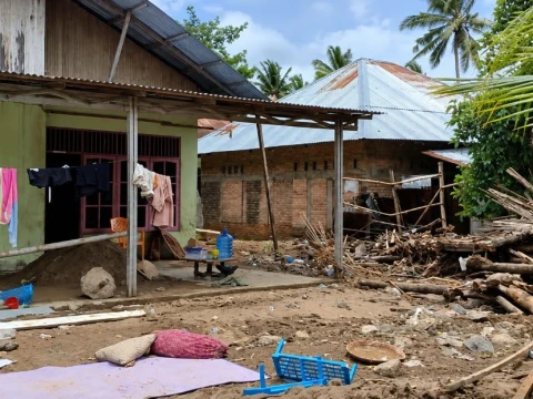 Banjir Padang 3 Agustus Mulai Surut, Warga Bersih-Bersih di Tengah Trauma yang Belum Hilang