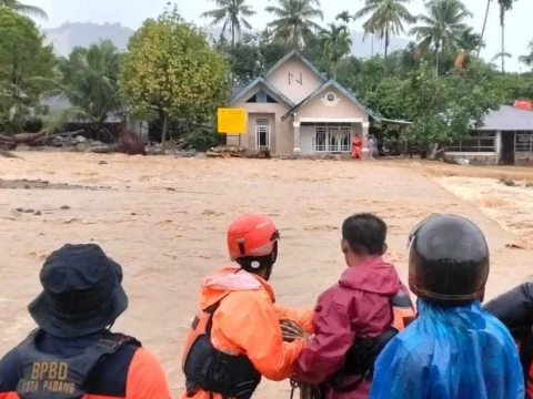 Banjir Padang Rendam 3 Kecamatan, 672 Warga Mengungsi, 120 Rumah Terdampak