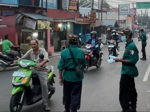 Banser Banjar Kalsel Bagikan Masker dan Bantu Padamkan Karhutla di Sungai Tabuk