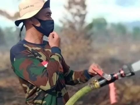 Perjuangan Banser Kalbar Tempuh 20 Kilometer Pikul Pompa Padamkan Karhutla