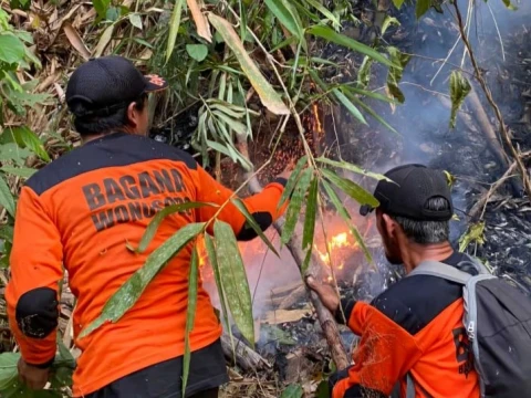 Karhutla Meluas di Wonosobo Jateng, Banser Berjibaku Padamkan Api di Medan Terjal