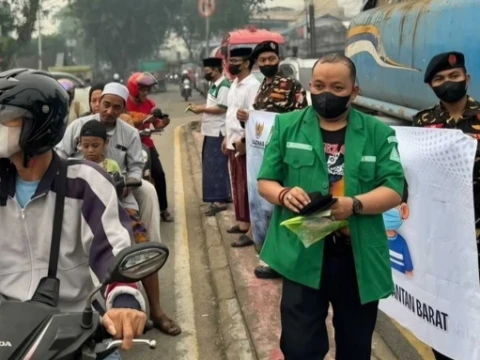 Air Warga Kalbar Berbau Asap Karhutla, GP Ansor Salurkan Bantuan Air Bersih