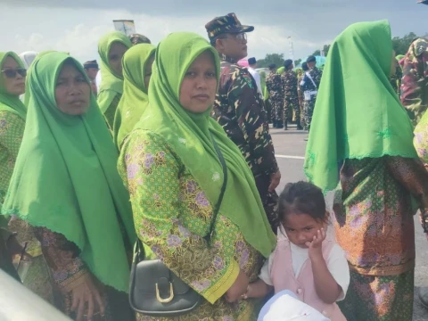 Cerita Kader Muslimat NU Bangkalan Bawa Cucu Sambut Tamu di Penutupan Munas-Konbes NU 2026