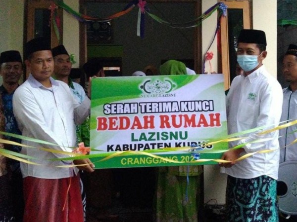 Kebahagiaan Ngatmini Usai Terima Kunci Bedah Rumah dari LAZISNU Kudus