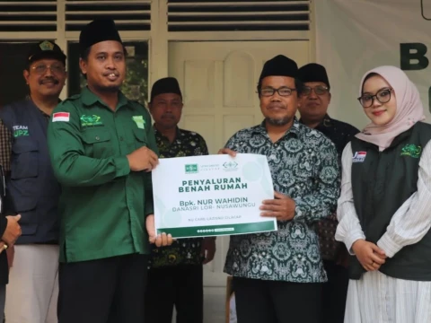27 Tahun Mengabdi, Guru Honorer di Cilacap Dapat Bantuan Benah Rumah NU Care-LAZISNU